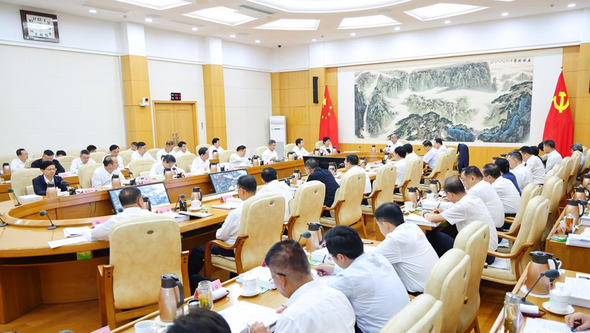 省委常委会召开会议